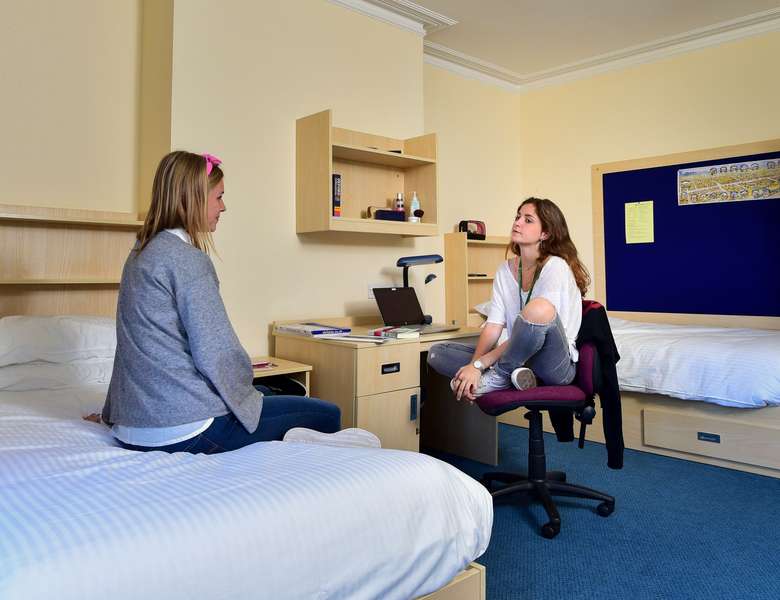 1. St Clare's Teenager Residentie
